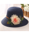 Dámský klobouk s květinovou dekorací